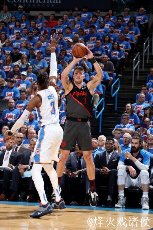 伦纳德半场11投5中，三分2中0得到11分2篮板1助攻1抢断